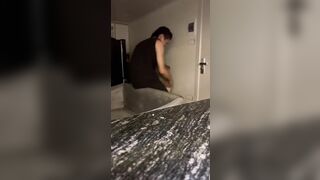 Qua nhà e chơi mà k ai có nhà nên đè ra *** E có thật