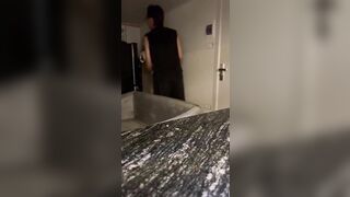 Qua nhà e chơi mà k ai có nhà nên đè ra *** E có thật