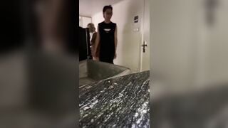 Qua nhà e chơi mà k ai có nhà nên đè ra *** E có thật