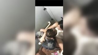 E gái say vào wc bị *** tập thể trong WC siêu nứng