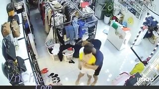 Chị gái bị biến thái cầm dao đe doạ *** trong shop quần áo