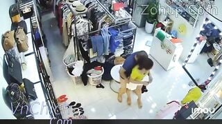 Chị gái bị biến thái cầm dao đe doạ *** trong shop quần áo