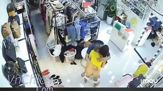 Chị gái bị biến thái cầm dao đe doạ *** trong shop quần áo