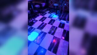 Thác loạn tập thể trong quán karaoke, e nhân viên bị 2 thg *** ngay trên bàn