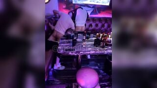 Thác loạn tập thể trong quán karaoke, e nhân viên bị 2 thg *** ngay trên bàn