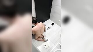 *** Con Bạn Thân Say Xỉn Trong Toilet