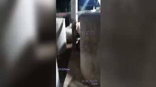 Qua nhà rủ MBBG đi chs thì phát hiện tắm ko khoá cửa nên *** luôn