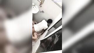 Quay lén, E gái uống say bị *** r bỏ xó trong WC hiện côn an đang điều tra
