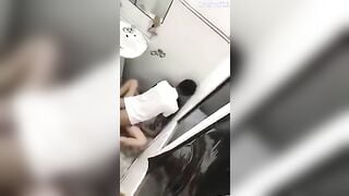 Quay lén, E gái uống say bị *** r bỏ xó trong WC hiện côn an đang điều tra