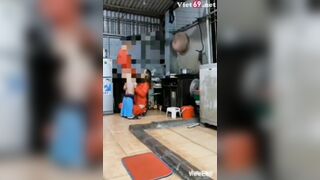 Thanh niên tốc váy vợ thg bạn sờ quần *** luôn trong bếp