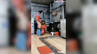 Thanh niên tốc váy vợ thg bạn sờ quần *** luôn trong bếp