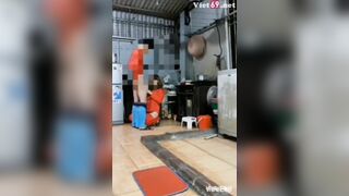 Thanh niên tốc váy vợ thg bạn sờ quần *** luôn trong bếp