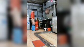 Thanh niên tốc váy vợ thg bạn sờ quần *** luôn trong bếp