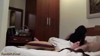 E gái đi nhầm phòng Khách Sạn, Bị thg chủ *** mới thả cho đi