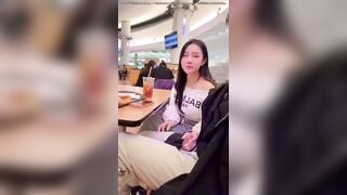 Gái dâm bú cặc người yêu trong quán nước hàng ngon dâm đãng kích thích
