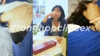 Em đang nằm xem review phim thì bất ngờ anh đè ngửa ra chịch luôn