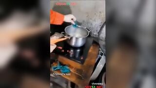 Đang nấu ăn thì bị anh hàng xóm sang gạ địt dạy bú cu địt cho tê lồn dâm đãng
