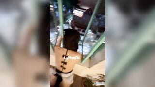 Chịch em ngoài cửa sổ