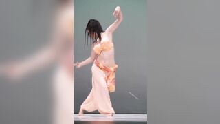 gái xinh vú to nhảy lộ ngực