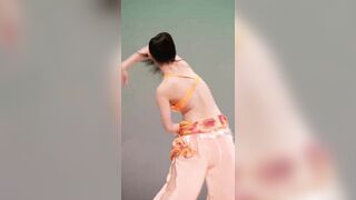 gái xinh vú to nhảy lộ ngực