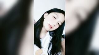em học sinh mới lớn tập tành thủ dâm