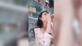Khách hàng là thượng đế em y sĩ cho phép khách hàng bóp vú ở vầy thuốc.