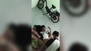 Quay trộm 2 đứa nhà hàng xóm đụ nhau khi ba má nó đi vắng