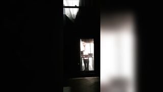 Một nữ sinh viên đại học đã cởi quần lót ngay trước cửa sổ ký túc xá của mình