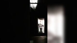 Một nữ sinh viên đại học đã cởi quần lót ngay trước cửa sổ ký túc xá của mình