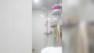 đi tắm thì em lại lên cơn nứng lồn quen thuộc, thé là phải thủ dâm khoe hàng