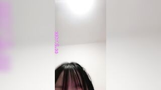 Cô gái hai đuôi, đối lập nhau, phun trào dịch tiết không kiểm soát trong lúc thủ dâm
