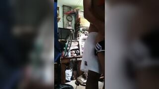 Em gái 17 tuổi ở nhà ko chịu mặc sì líp gặp anh họ đang nứng cặc và cái kết bị đụ.