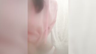 Một ống kính máy quay mờ đang bí mật ghi hình bên trong nhà vệ sinh nữ