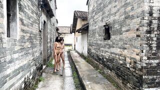 bon tàu nó lắm trò thật đấy cởi chuồng đi khắp làng
