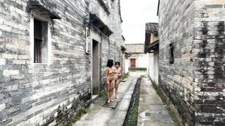 bon tàu nó lắm trò thật đấy cởi chuồng đi khắp làng