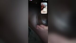 chị bảo ngân nghịch vú cho bé sục