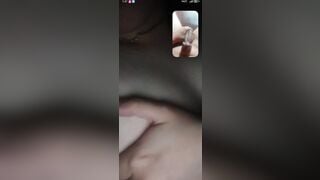 chị bảo ngân nghịch vú cho bé sục