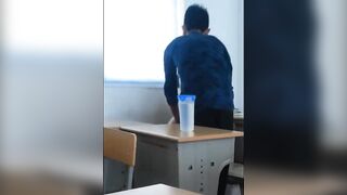Học sinh *** cô giáo tại lớp học