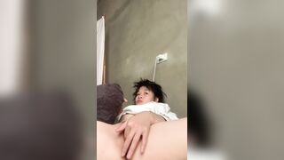 En gái 17 tuổi mũm mĩm khoe lồn thủ dâm và vú tròn dáng em cực ngon nhìn là muốn địt