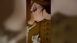 vào đến khách sạn là lao vào đụ luôn khiến bé sinh viên không kịp cởi