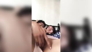 Anh họ dụ em gái nhỏ chơi điện thoại chủ yếu để em gái cho móc lồn.