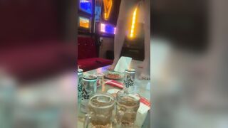 Đây là lý do các ông chồng thích đi karaoke tay vịnh