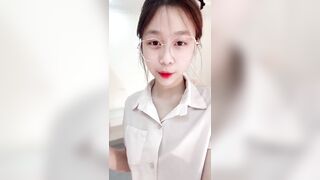 Em gái đeo kính mời lớn ở nhà nứng lồn thủ dâm cho sướng lồn