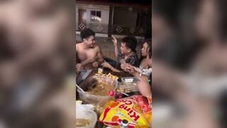 Bạn bè đang nhậu mà cô bạn thân đứng dậy kéo sì líp lộ mép lồn trước mặt mọi người.