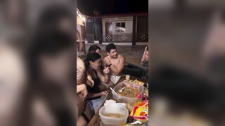 Bạn bè đang nhậu mà cô bạn thân đứng dậy kéo sì líp lộ mép lồn trước mặt mọi người.