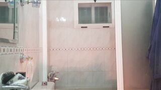 Em chubby đi tắm cho anh em ngắm