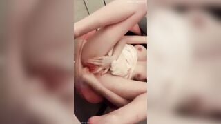 Em nữ sinh lồn đẹp ở nhà 1 mình nứng chịu không nổi