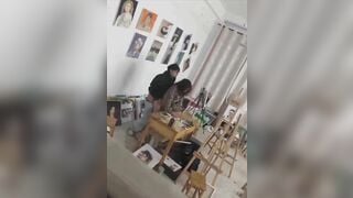Sinh viên *** cô giáo tại lớp vẽ
