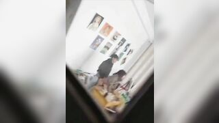 Sinh viên *** cô giáo tại lớp vẽ