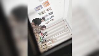 Sinh viên *** cô giáo tại lớp vẽ